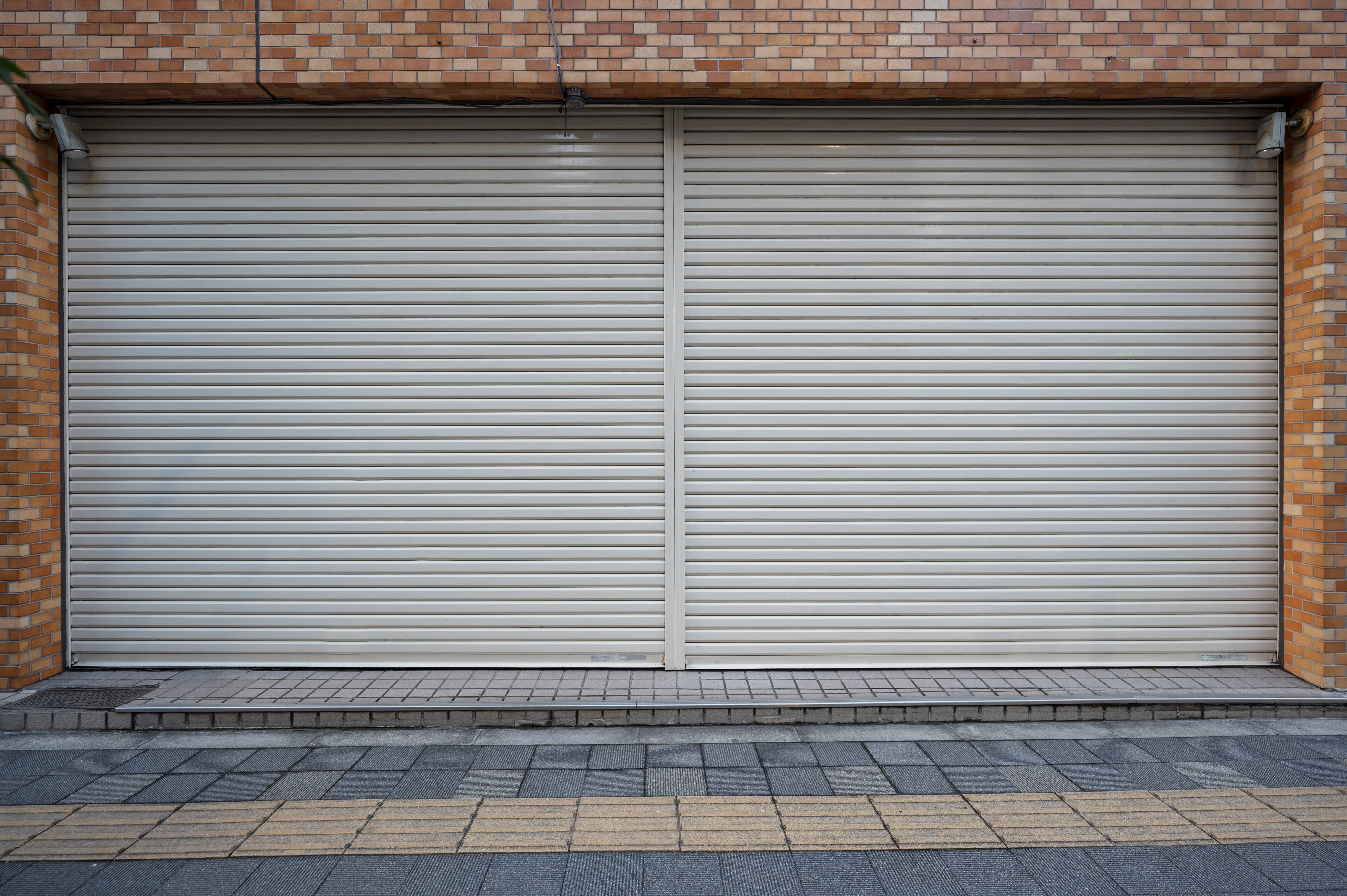 Pros and Cons of Tilt-Up Garage Doors for Texas Homes: Essential Insights You Need